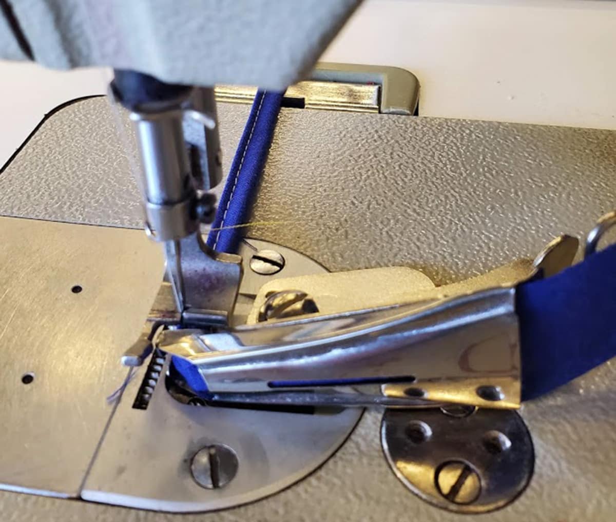Making Mask ? - Our 30 mm Pro Binding set complete w/ Folder, foot & feed teeth - Image 2